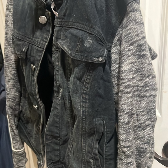 Free people distressed black jean jacket with long sleeve - Picture 5 of 7
